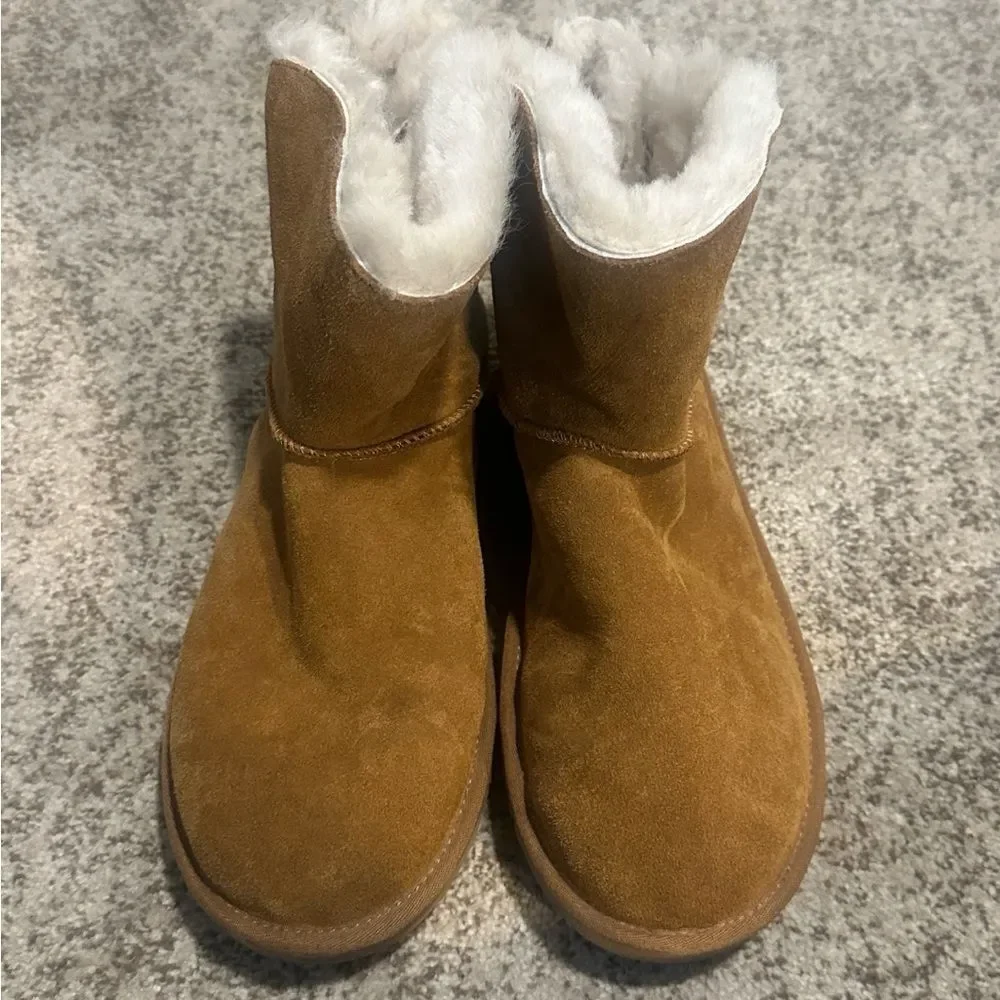 UGG color	chestnut toe